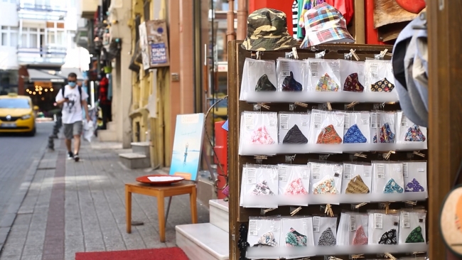 Önlemden modaya: Renkli maskeler